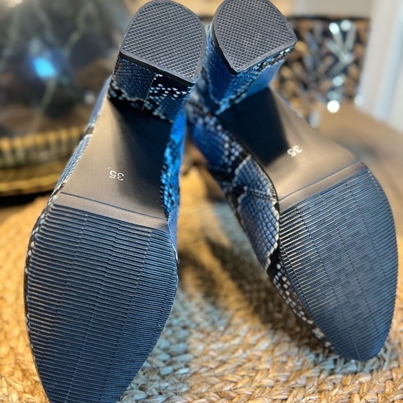 New Blue Snake Print Booties - Size 5 - Picture 8 of 9